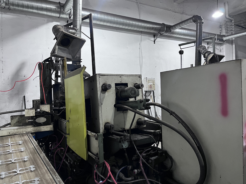 জিনহুয়া হানজিয়ার ওয়ার্কশপে সব সময় লাইট জ্বলে কেন?